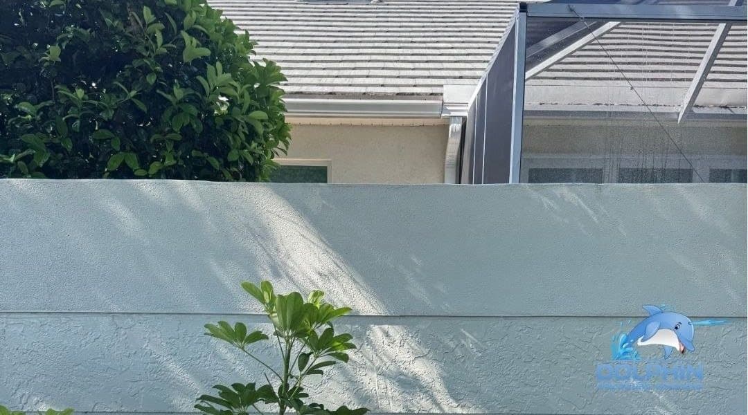 Before and after of a screen enclosure roof washed in Naples, after
